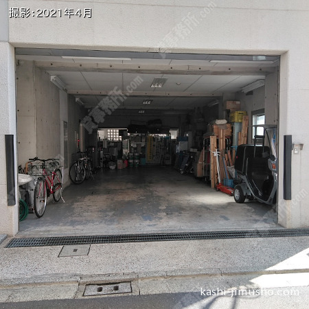 ビル入口前面