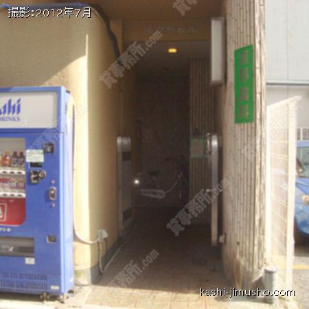 ビル入口（裏側）