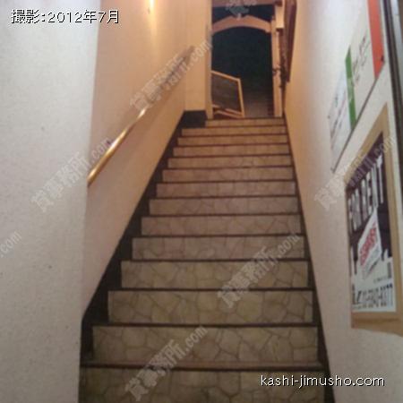 上層階への階段（商店街側）