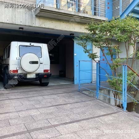 建物入口前面