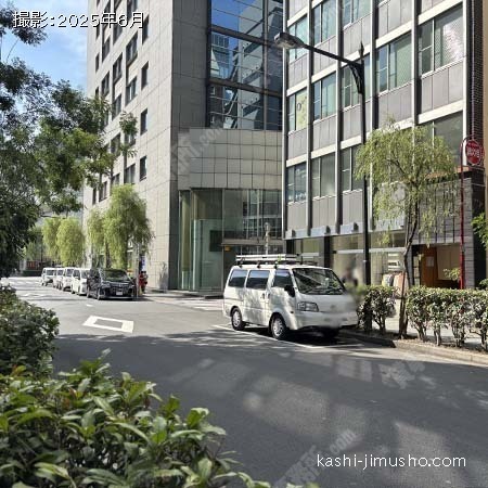 前面道路(銀座柳通り）