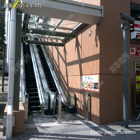 テナントフロアへのエスカレーター