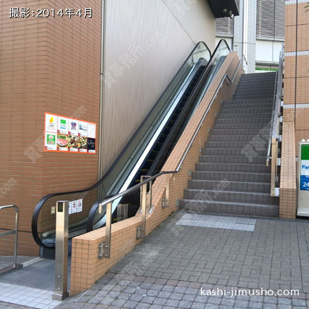 テナントフロアへのエスカレーター2