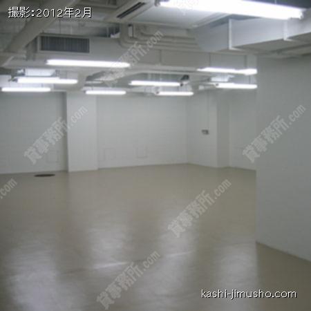 地下貸室内