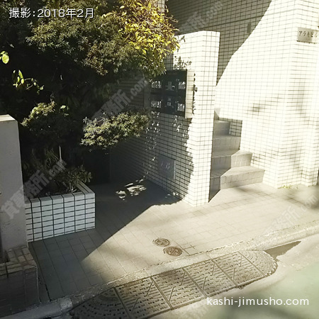 ビル入口前面