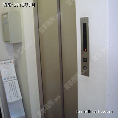 エレベーター前 