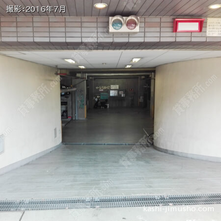 ビル駐車場入口