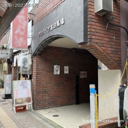 建物入口前面