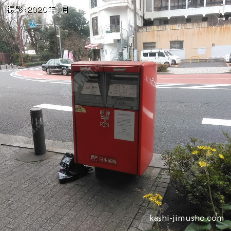 建物前のポスト