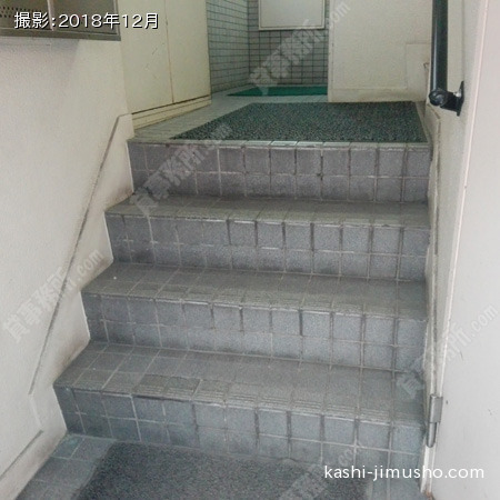 エレベーター前階段
