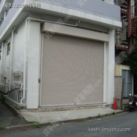  ビル裏側入り口