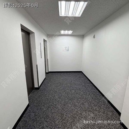 貸室階エレベーターホール