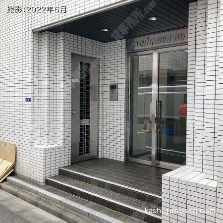 ビル入口前面