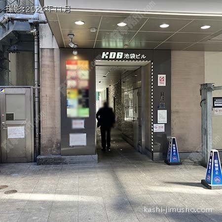 ビル入口裏手