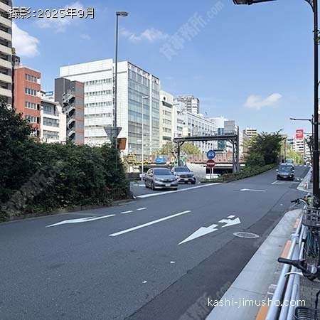 前面道路(晴海通り)