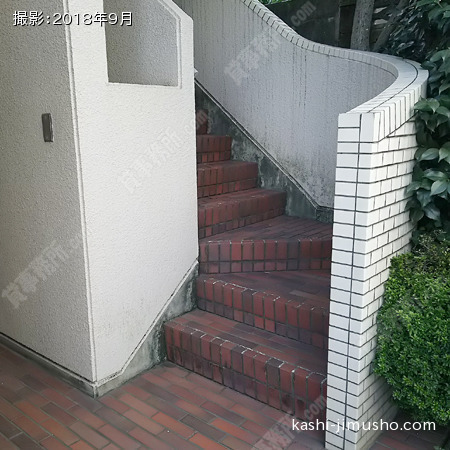上階への階段