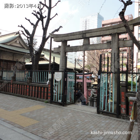 向いの柳森神社