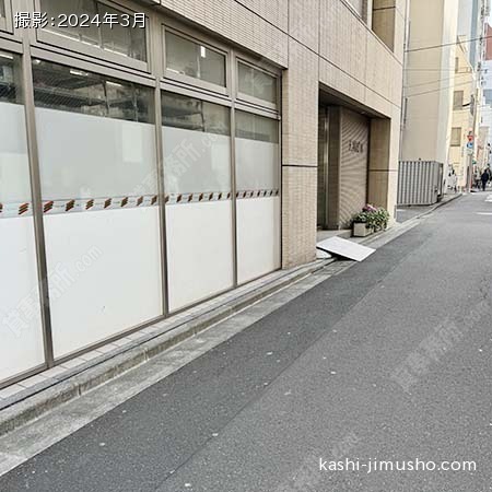 ビル入口前面