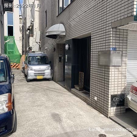 ビル入口前面