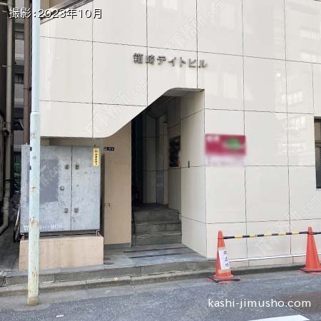 ビル入口前 ビル入口前