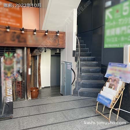 ビル入口前