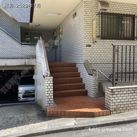 ビル入口前 ビル入口前