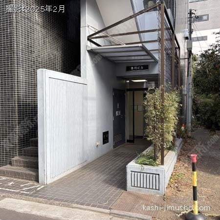 ビル入口前面