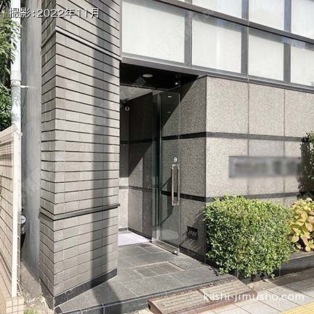 ビル入口前面