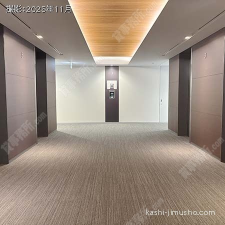 貸室階エレベーターホール