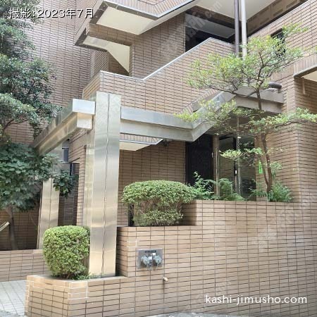 建物入口前面