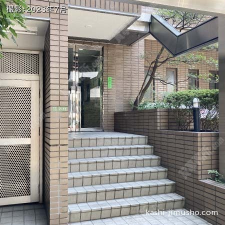 建物入口前面