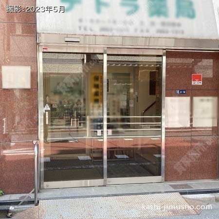 ビル入口前面