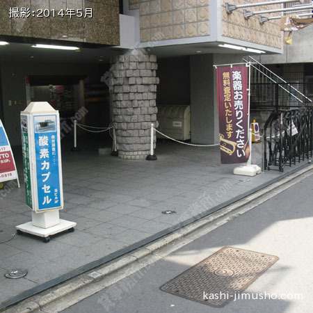 ビル入口前