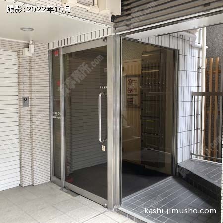 ビル入口前面