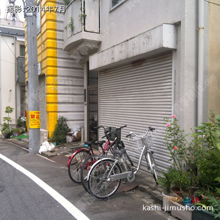 ビル入口正面