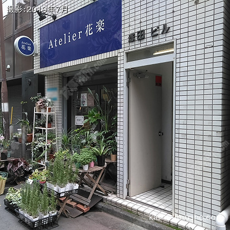 ビル入口前