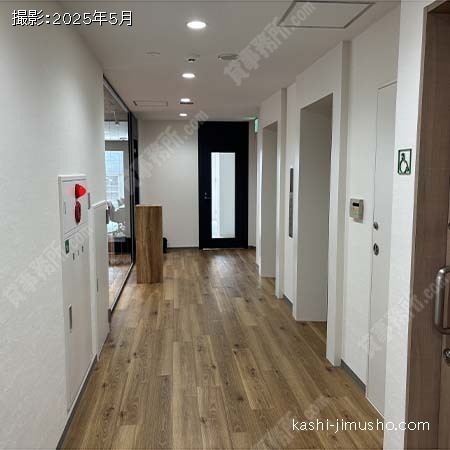 貸室階エレベーターホール