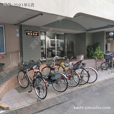 建物入口前面