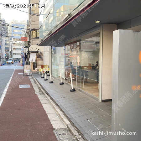 ビル入口前面