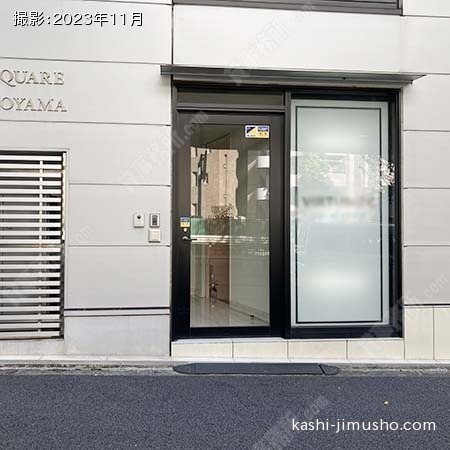 建物入口前面