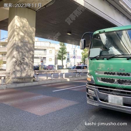 前面道路(六本木通り)