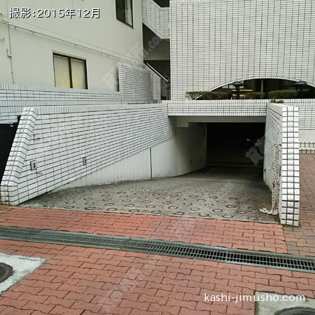 地下駐車場入口