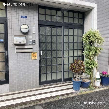 ビル入口前面