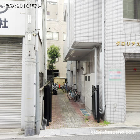 入口前