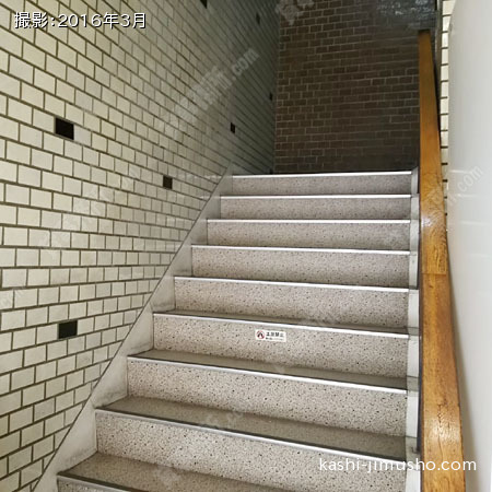 上層階への階段