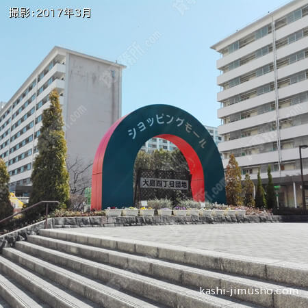ビル前面のショッピングモール