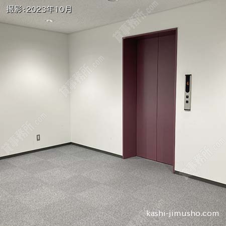 貸室階エレベーターホール