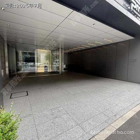 ビル入口前面