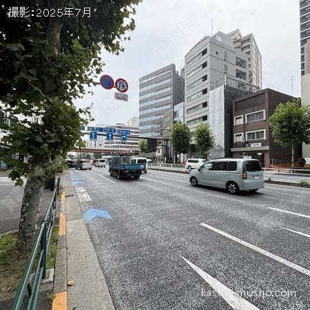 前面道路(靖国通り)