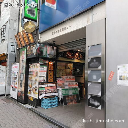 ビル入口前